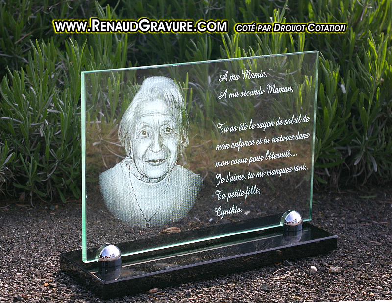 Socle en granit, fixation laiton chrom� , verre grav� sur plaque funeraire en verre avec portrait grav� sur verre