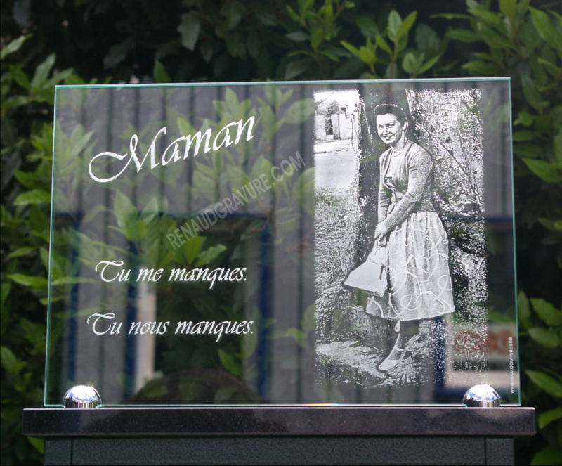 plaque fun&eacute;raire en verre grav&eacute;