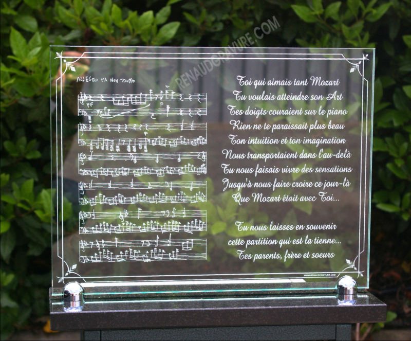 Portrait grav&eacute; sur plaque fun&eacute;raire en verre