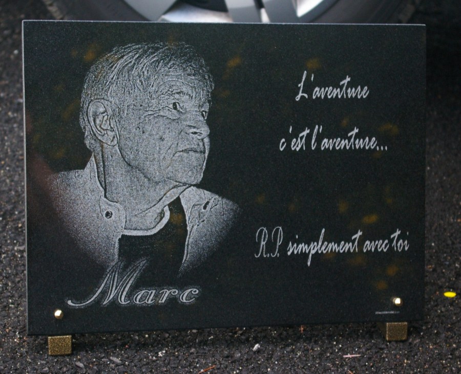Photo d'un portrait gravé sur une plaque funéraire par un artiste graveur reconnu : Jocelyn RENAUD