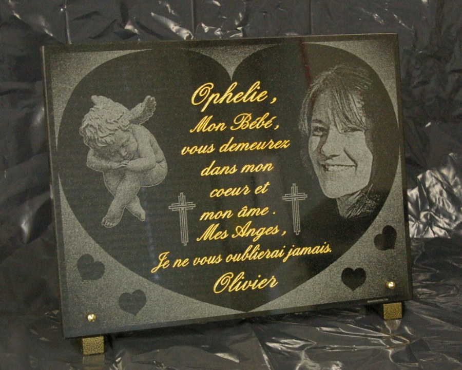 Photo gravée sur une plaque funéraire en coeur avec gravure dorure