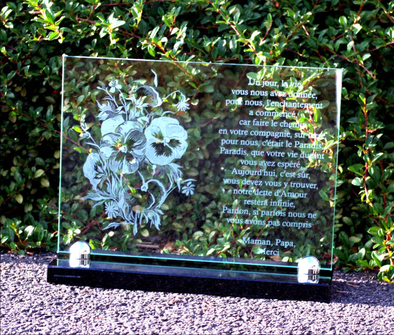 Plaques fun&eacute;raires en verre