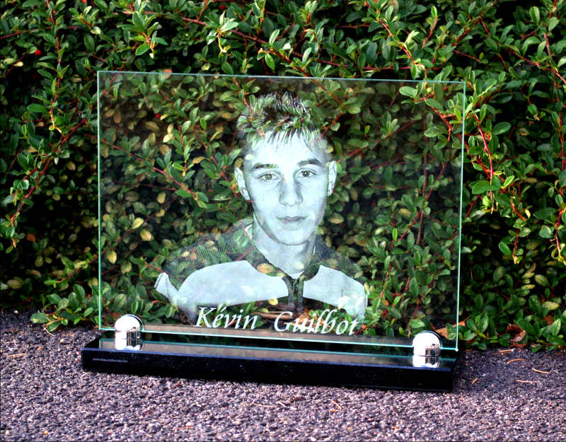 Portrait grav&eacute; sur plaque fun&eacute;raire en verre