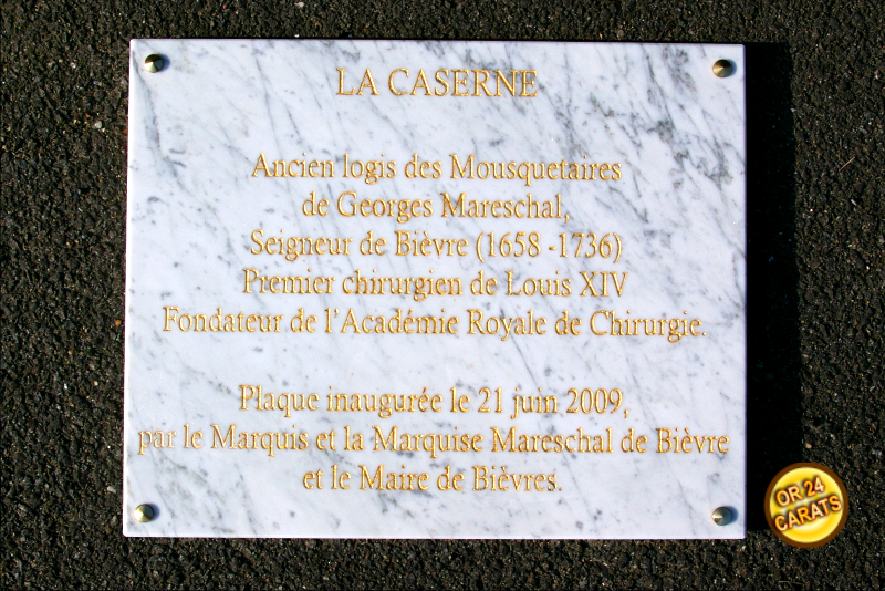 Plaque signal&eacute;tique en marbre de carrare grav&eacute; et dor&eacute; &agrave; la v&eacute;ritable feuille d'or 24 carats 1000/1000&egrave;mes inoxydable.