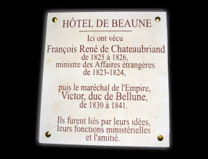 Plaque comm&eacute;morative en pierre blanche de Richemont, gravure et finition brun