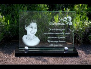 Portrait grav&eacute; sur plaque fun&eacute;raire en verre feuillet&eacute;
